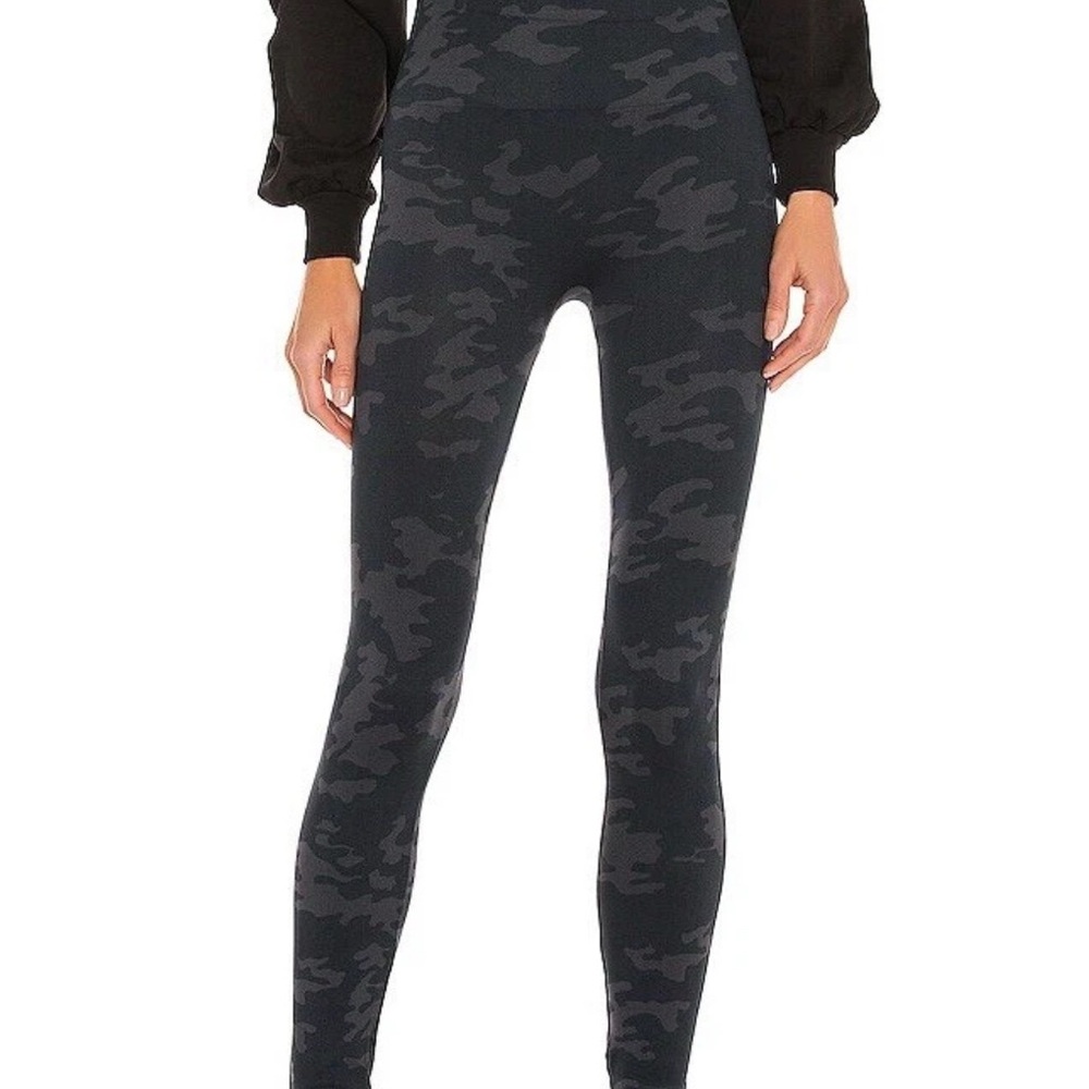 SPANX “Look At Me Now” Seamless Leggings – Camouflage Print – Size Large